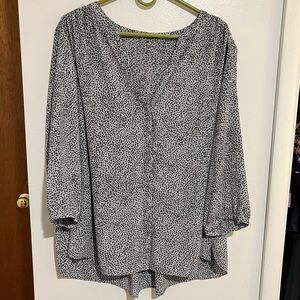 Dot patterned chic and flowy blouse